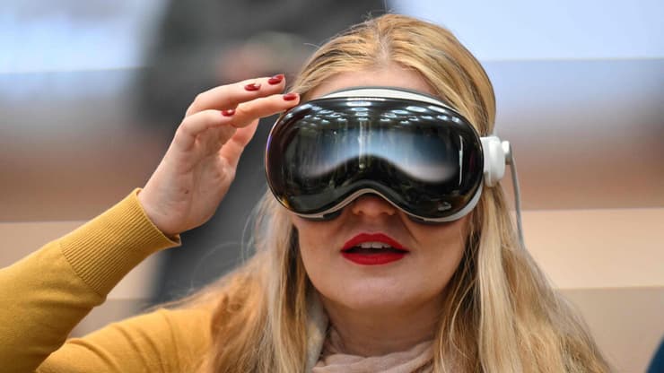 משקפי הוויז'ן פרו - לא ממש מוצר צרכני, מהפכני ככל שיהיה (צילום: ANGELA WEISS / AFP) Vision Pro