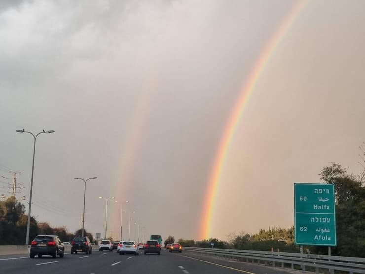 קשת בכביש החוף (צילום: סער הס) קשת בכביש החוף