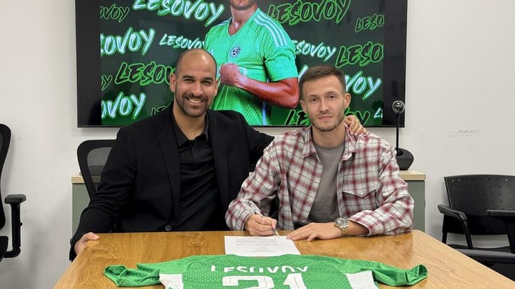 מצטרף למכבי חיפה. דניל לסובוי לצד המנהל המקצועי גל אלברמן (אתר מכבי חיפה) דניל לסובוי שחקן מכבי חיפה עם המנהל המקצועי גל אלברמן