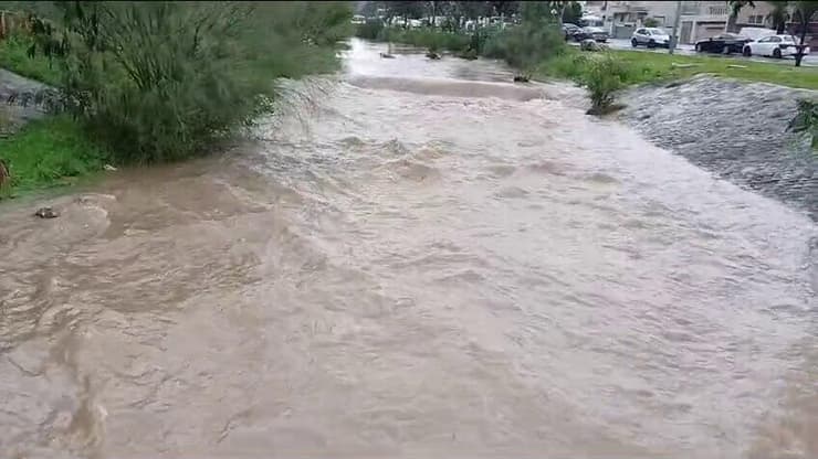 נחל רבה בראש העין עלה על גדותיו (צילום: יוסי דמארי ) נחל ראבה בראש העין עולה על גדותיו