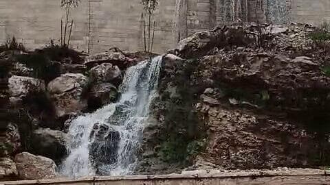 ה"מפל" בראש העין (צילום: יוסי דמארי ) מפל נוצר בראש העין עקב הגשמים