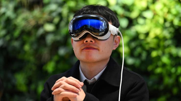 משקפי הוויז'ן פרו - לא ממש הצליח (צילום: ANGELA WEISS / AFP) Vision Pro