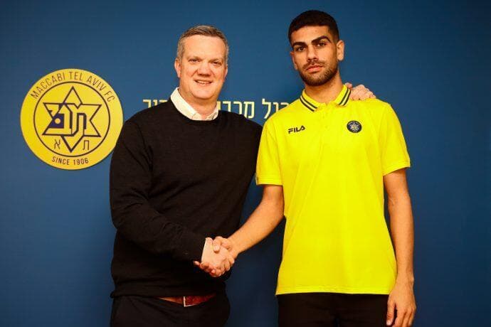 שלמה עם מנכ"ל מכבי ת"א בן מנספורד (צילום: אתר מכבי ת"א) רז שלמה עם מנכ"ל מכבי ת"א בן מנספורד