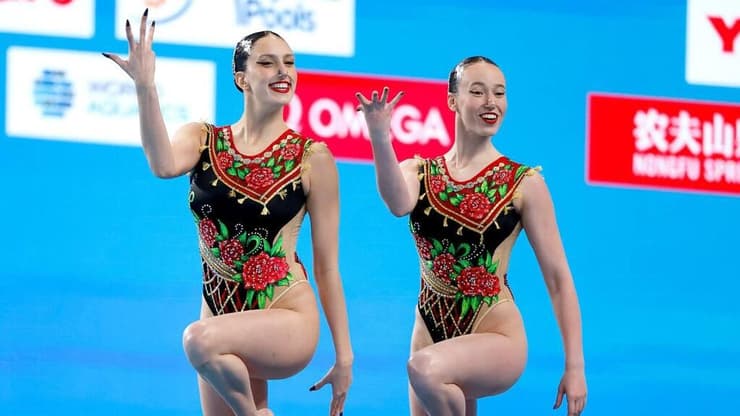 העפילו לגמר. שלי בובריצקי ואריאל נשיא (צילום: סימונה קסטרווילארי, איגוד השחייה) השחייניות האומנותיות הישראליות שלי בובריצקי, אריאל נשיא