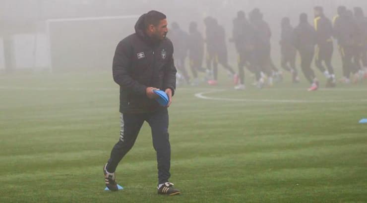 "שעון החול הולך ואוזל". כהן (אורן בן חקון) "שעון החול הולך ואוזל". כהן