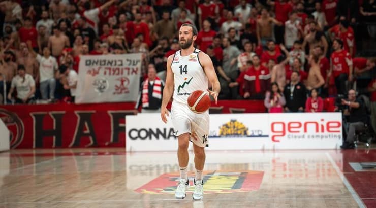 נטע סגל עם הכדור