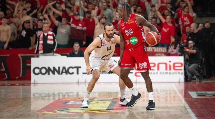 ג'ייקובן בראון מול נטע סגל