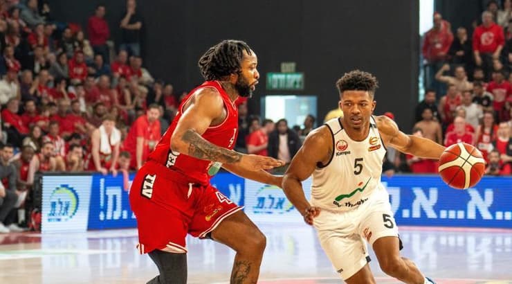 אלייז'ה פמברטון בפעולה, דז וולס שומר