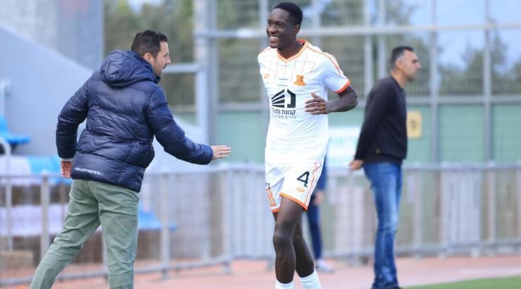 ג'ונתן אגיאפונג חוגג