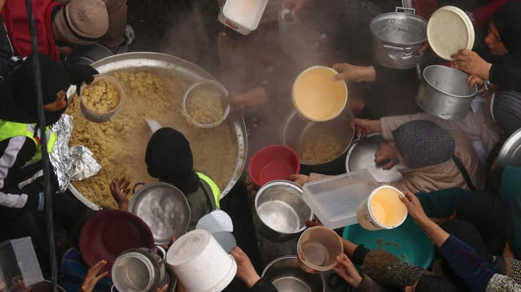 פלסטינים מקבלים מנות מזון ברצועת עזה
