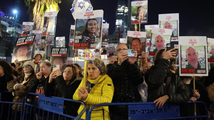 עצרת לשחרור החטופים בכיכר החטופים בתל אביב