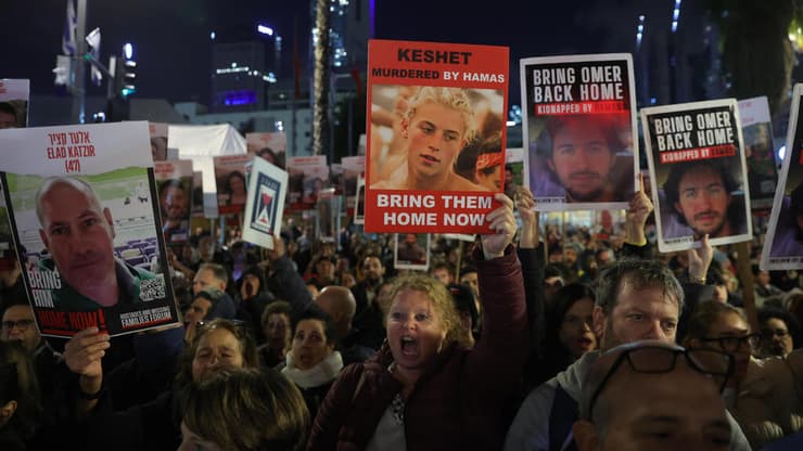 עצרת לשחרור החטופים בכיכר החטופים בתל אביב