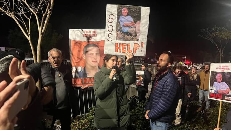 הפגנה מול ביתו של ראש הממשלה בנימין נתניהו בקיסריה