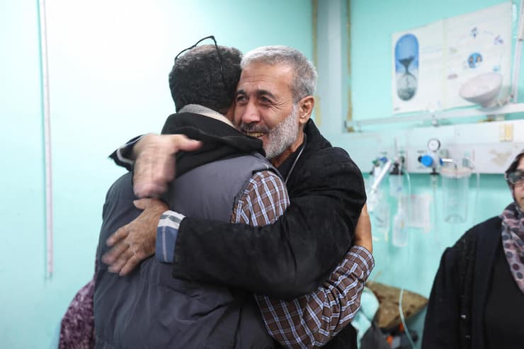 סעיד עבד אל-רחמן מערוף רופא ילדים מ עזה שנעצר על ידי צה"ל בצפון הרצועה וטוען לעינויים בריאיון שנערך מ בית חולים ב רפיח אחרי שחרורו