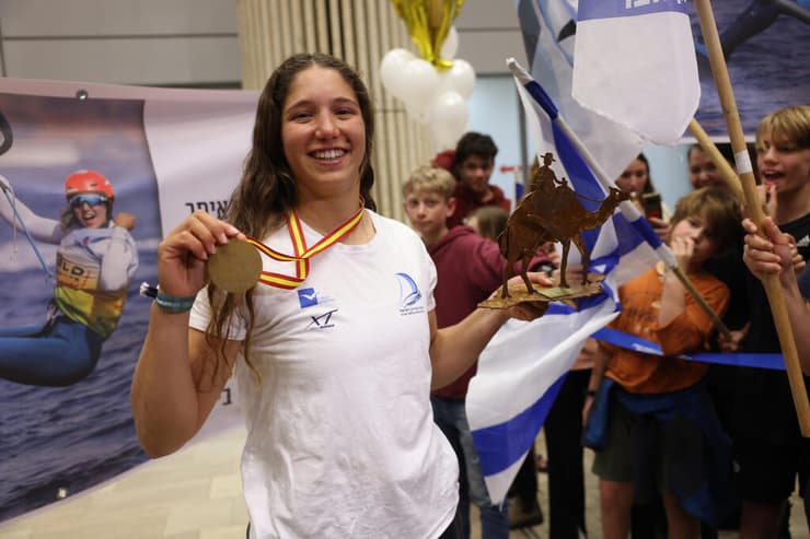 גולשת הרוח שרון קנטור עם מדליית הזהב באליפות העולם