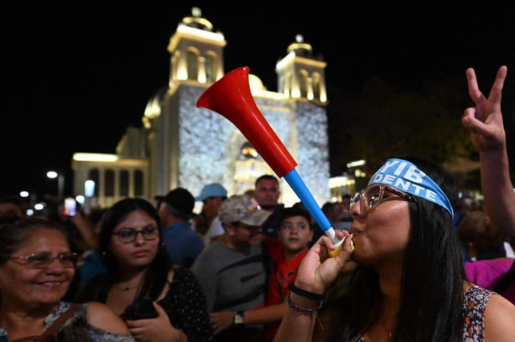 חגיגת הניצחון ב בחירות של נשיא אל סלבדור נאיב בוקלה בארמון הנשיאות ב סן סלבדור 