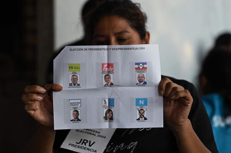 מצביעים ב קלפי ב אל סלבדור בחירות לנשיאות
