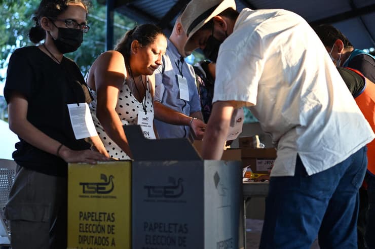 מצביעים ב קלפי ב אל סלבדור בחירות לנשיאות