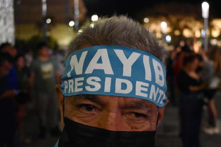 חגיגת הניצחון ב בחירות של נשיא אל סלבדור נאיב בוקלה בארמון הנשיאות ב סן סלבדור 