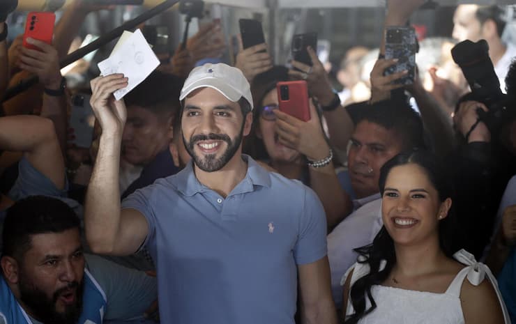 נשיא אל סלבדור נאיב בוקלה אחרי שהצביע בבחירות לנשיאות במדינה