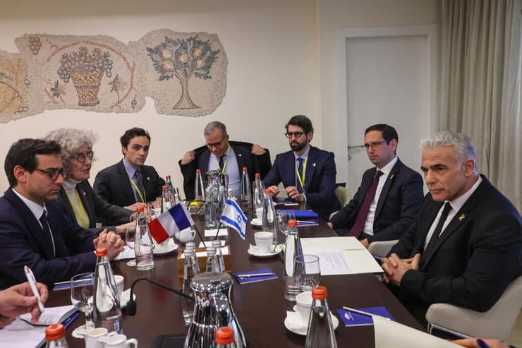 יאיר לפיד ראש האופוזיציה, פגישה נפגש עם שר החוץ של צרפת סטפן סז'ורנה מלחמה חרבות ברזל 