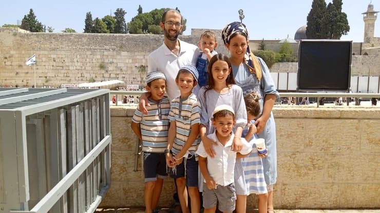 עמיחי שינדלר ומשפחתו, נפצע אנושות בפיצוץ דלת הממ"ד בקיבוץ כרם שלום ב-7 באוקטובר