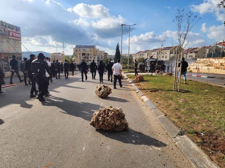 המשטרה עצרה חמישה מפרי סדר בירושלים שתקפו שוטרים והשליכו חפצים