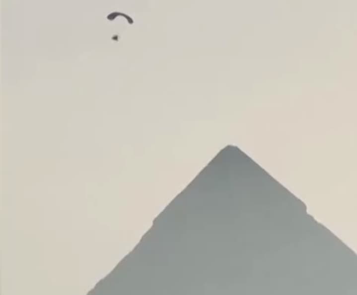 מצנחי רחיפה ממונעים טסים מעל הפירמידות במצרים