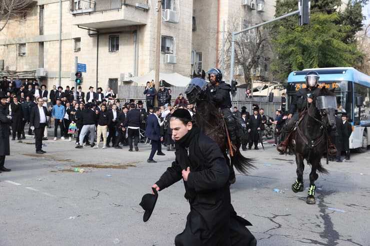מאות חרדים קיצונים המפגינים נגד נתיחת גופתו של בן ה-13 שנפטר, בשמואל הנביא, ירושלים