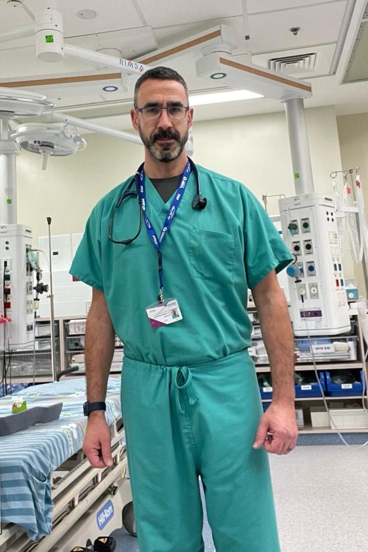 ד"ר בצלאל רייך במהלך ההתנדבות בבית חולים יוספטל