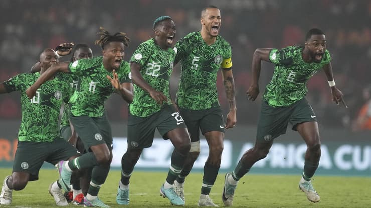 שחקני נבחרת ניגריה חוגגים בסיום דו-קרב הפנדלים 