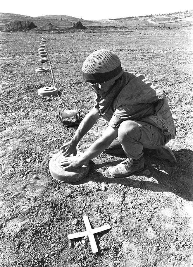 חייל מחיל הנדסה קרבית מניח שורת מוקשים במהלך תרגיל צה"ל בדרום