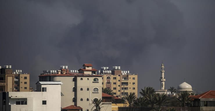 עשן מיתמר אחרי תקיפה ישראלית בעיר עזה