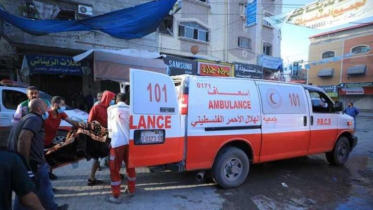 אמבולנס פלסטיני באזור בית החולים אל אמל אל-אמל ב חאן יונס רצועת עזה