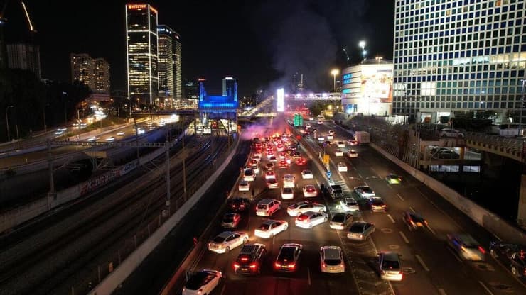 מפגינים חוסמים את כביש איילון בתל אביב