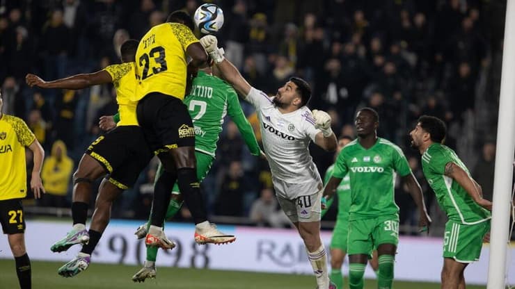 מחכים להחלטת המינהלת. מכבי חיפה נגד בית"ר ירושלים, בעונה שעברה (צילום: אלכס קולומויסקי) מיירון ג'ורג'