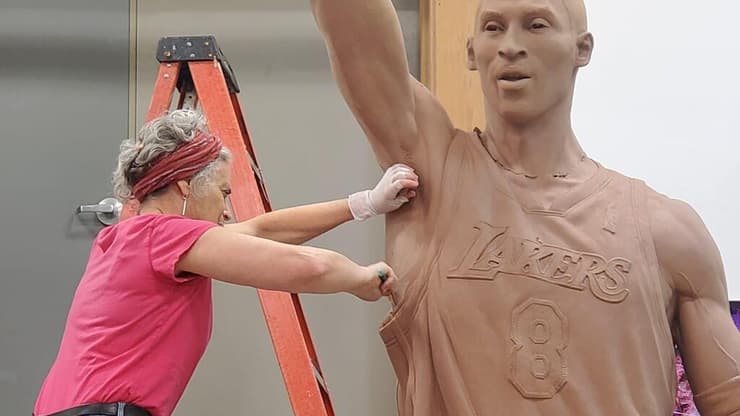 הפסלת ג'ולי רוטבלט-עמרני עובדת על פסלו של קובי בראיינט