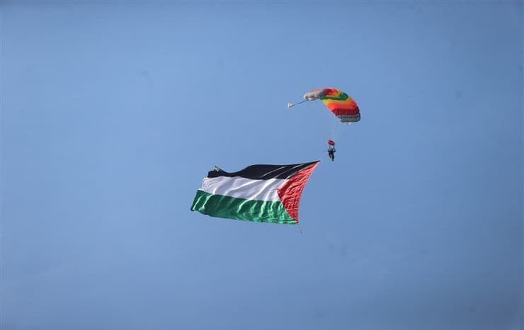איראן חגיגות יום השנה 45 שנה ל המהפכה האיסלאמית צנחן עם דגל פלסטין