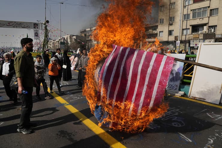 איראן טהרן שורפים דגל ארה"ב יום השנה ה 45 ל המהפכה האיסלאמית