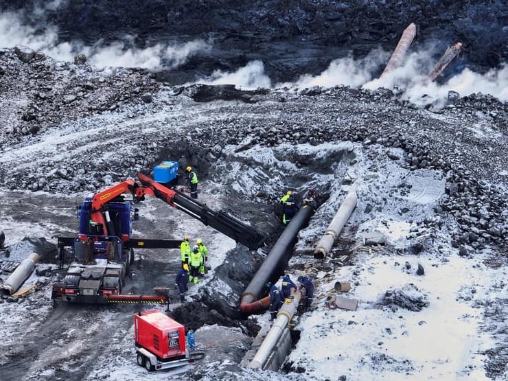 תיקון נזק ל צינורות בעקבות התפרצות געשית הר געש ב איסלנד בחצי האי רייקיאנס