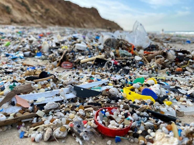 פסולת פלסטיק בחוף גדור בשרון