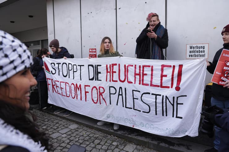 סטודנטים מהשמאל הקיצוני באוניברסיטה בברלין קוראים: "תפסיקו את הצביעות, חופש לפלסטין"