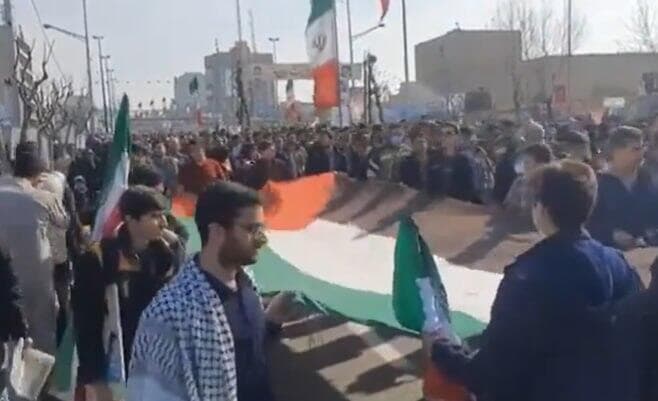 איראן חגיגות יום השנה 45 שנה ל המהפכה האיסלאמית נושאים את דגל פלסטין