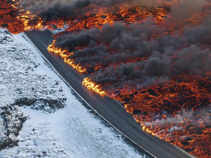 התפרצות געשית הר געש ב איסלנד בחצי האי רייקיאנס