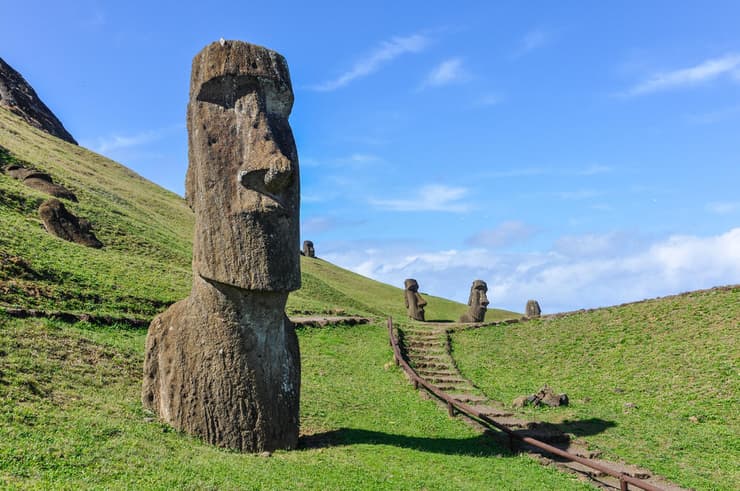 ראשי האבן הענקיים הידועים בשם מואי, שמהווים את אחד מהסמלים האייקונים של אי הפסחא