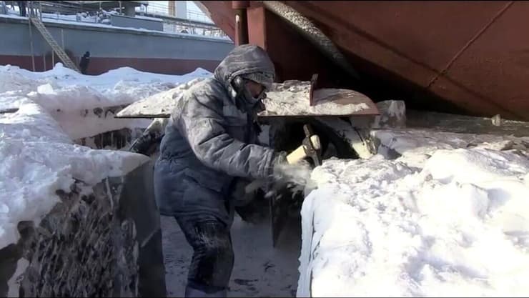 עובד מספנה ב נמל יקוטסק סיביר רוסיה
