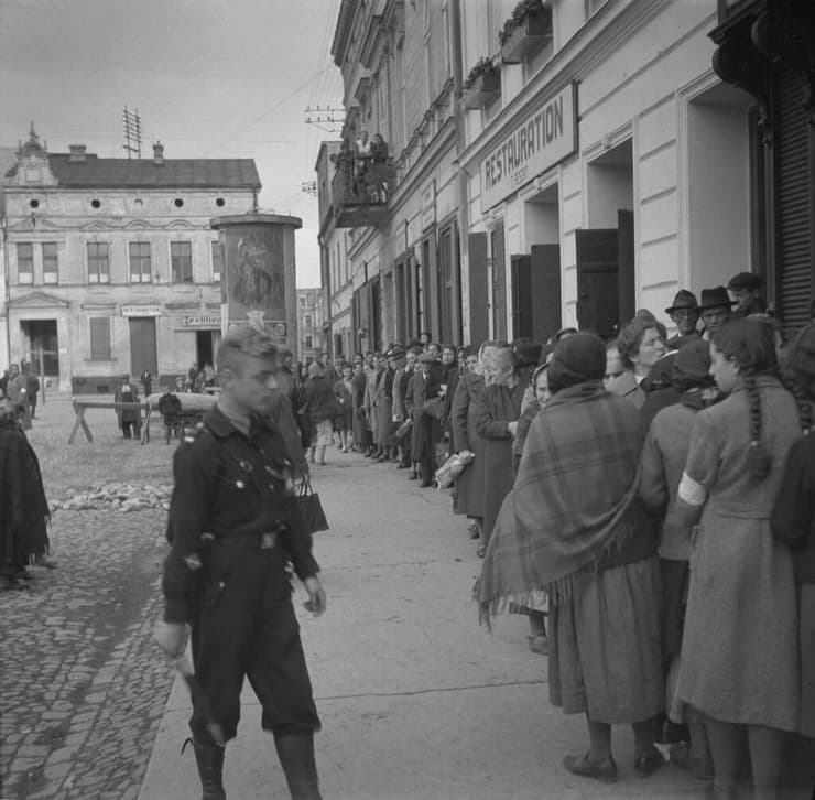 התמונות מאושוויינצ'ים לקוחות מהתקופה הראשונה של הכיבוש הנאצי