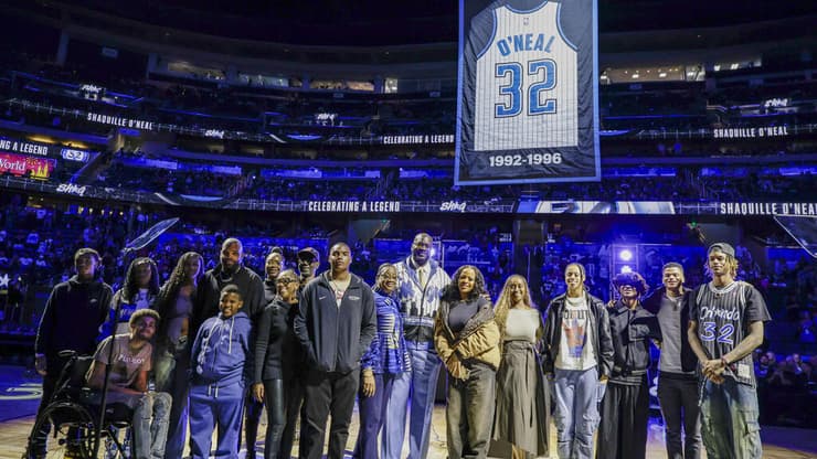 שאקיל ומשפחתו במהלך הטקס המרגש (צילום: AP Photo/Kevin Kolczynski) שאקיל בטקס המרגש