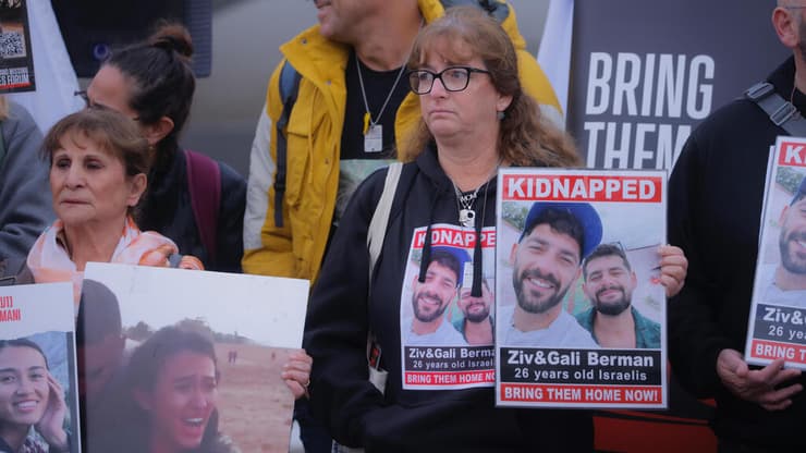 מכבית דודה של זיו וגלי ברמן בעצרת תמיכה במשפחות החטופים מחוץ לבית הדין הפלילי הבינלאומי בהאג