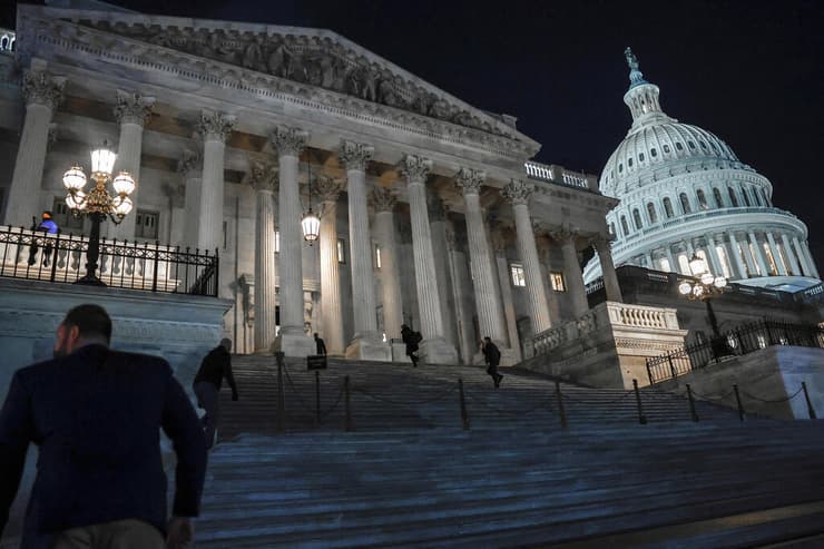 ארה"ב חברי בית הנבחרים מתכנסים להצביע על הדחת השר לביטחון המולדת אלחנדרו מאיורקס
